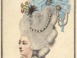 de femmes du XVIIIe siècle coiffées de cheveux en « échelle de boucles », rubans, plumes, fleurs, bijoux ... En savoir plus sur http://www.paperblog.fr/1670632/deux-coiffures-du-xviiie-siecle/#2Lats6uGOGDubuDb.99 