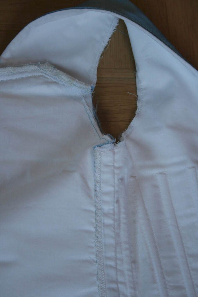 Projet robe à la française: le manteau le système de serrage des plis du dos